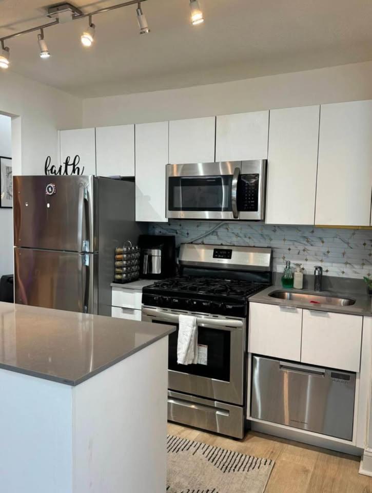 Pangsapuri New Modern 2br W Fireplace & Fitness Lounge, Live Comfortably In East Harlem *